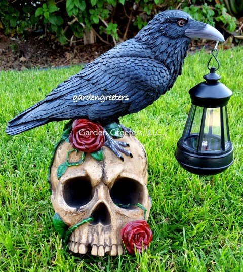 picture of SOLAR LARGE BLACK CROW RAVEN ON SKULL STATUE FIGURINE WITH SOLAR - Click Image to Close