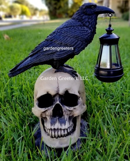 picture of SOLAR LARGE BLACK CROW RAVEN ON SKULL STATUE FIGURINE WITH SOLAR - Click Image to Close